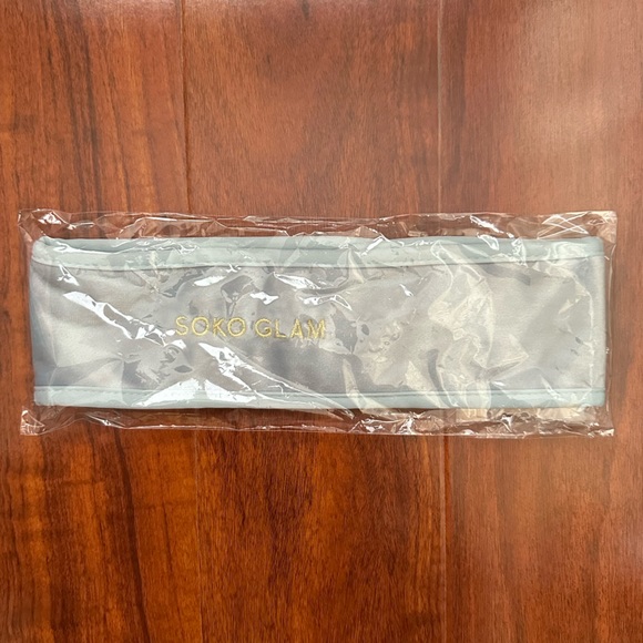 🧖🏻‍♀️ 4/$25 🆕 Adjustable Blue Embroidered Facial Headband - Picture 1 of 4